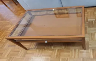 Mesa centro cristal y madera expositor