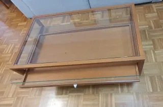 Mesa centro cristal y madera expositor