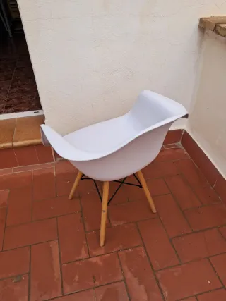Silla blanca de plástico y madera