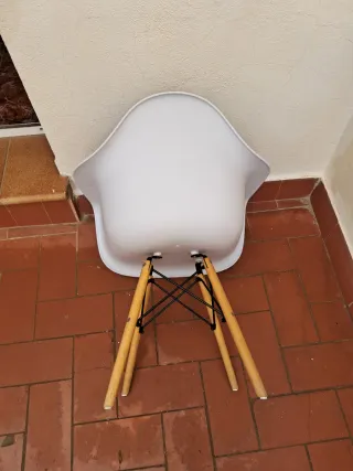 Silla blanca de plástico y madera