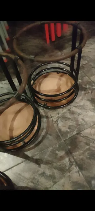 5 Mesas y 20 Taburetes Bajos