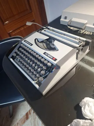 Máquina de escribir Olympia Traveller de Luxe