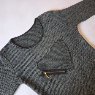 Maglia grigia con cuore e zip