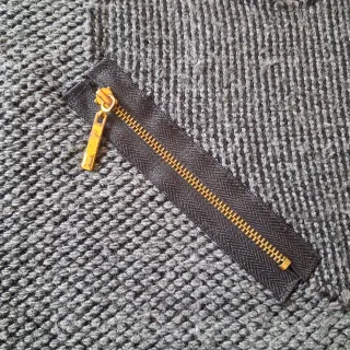 Maglia grigia con cuore e zip