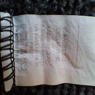 Maglia grigia con cuore e zip