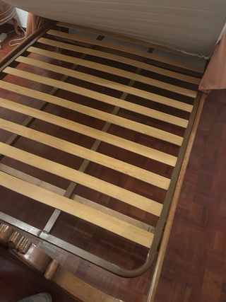 Cama antigua de madera tallada