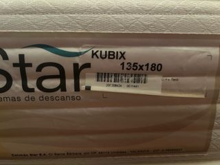 Cama antigua de madera tallada