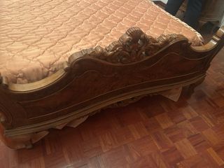 Cama antigua de madera tallada
