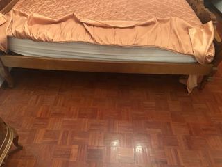 Cama antigua de madera tallada