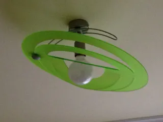 Lámpara moderna verde y plateada. Infantil/Juvenil