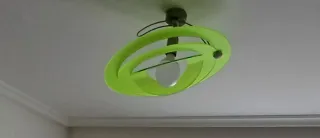 Lámpara moderna verde y plateada. Infantil/Juvenil