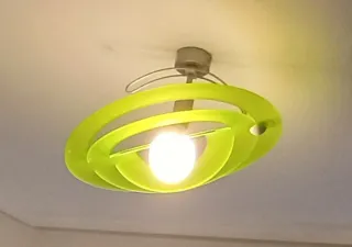 Lámpara moderna verde y plateada. Infantil/Juvenil