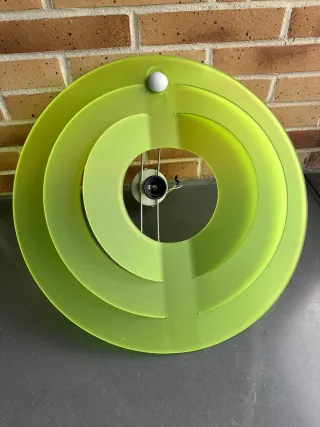 Lámpara moderna verde y plateada. Infantil/Juvenil