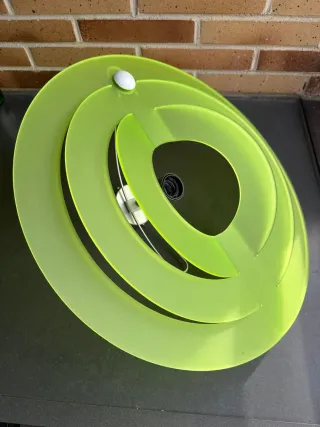 Lámpara moderna verde y plateada. Infantil/Juvenil