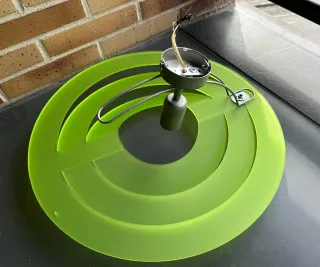 Lámpara moderna verde y plateada. Infantil/Juvenil