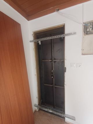 Puerta anti okupa de hierro