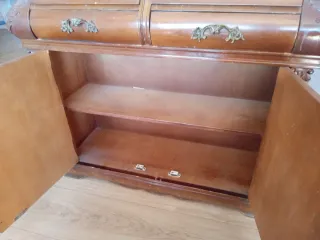 Cómoda antigua de madera y mármol