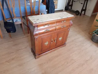 Cómoda antigua de madera y mármol