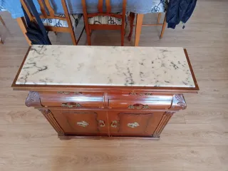 Cómoda antigua de madera y mármol