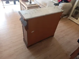 Cómoda antigua de madera y mármol