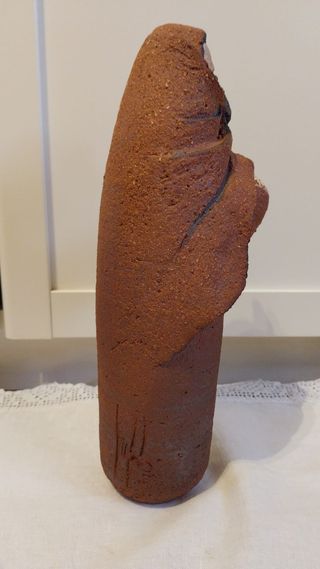 Figura Barro Mujer con Túnica y Cántaro