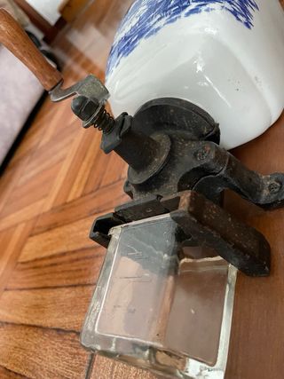 Molinillo de café antiguo de pared