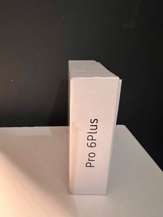 Cascos inalámbricos Pro 6 Plus en color blanco.