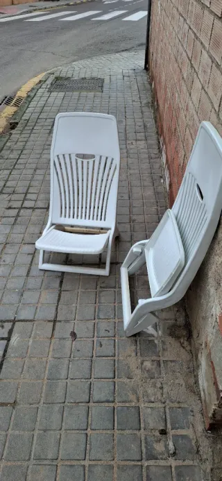 Sillas bajas de plástico para playa o piscina