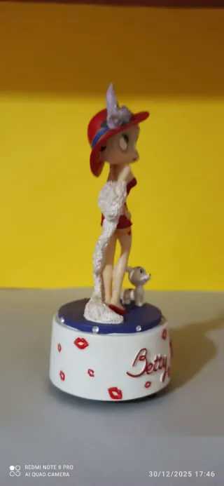 Statuina di Betty Boop. È alta circa cm. 17,5.