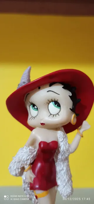 Statuina di Betty Boop. È alta circa cm. 17,5.