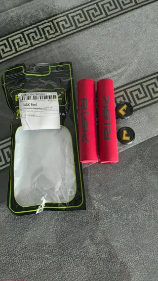 Puños de manillar RISK rojos