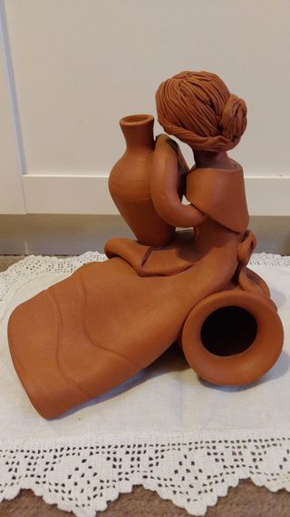 Figura de arcilla mujer con cántaro