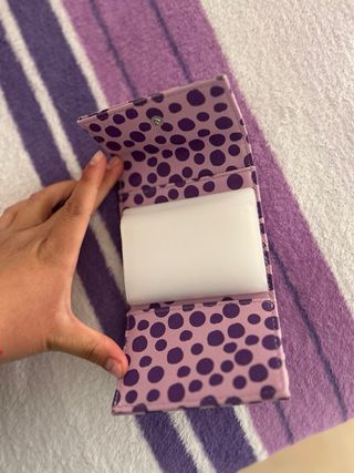 Monedero rosa con lunares morados