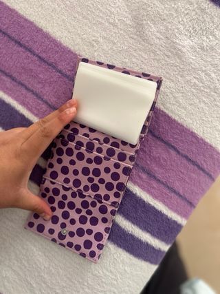 Monedero rosa con lunares morados