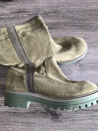 Botines verdes ante