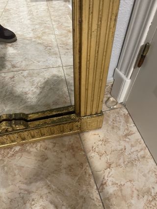 Elegante espejo grande con acabado en pan de oro