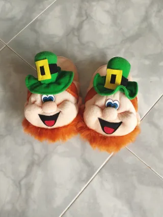 Zapatillas divertidas duende verde y naranja