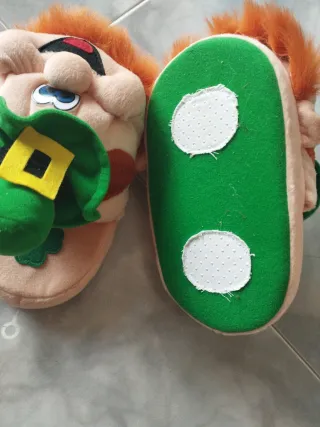 Zapatillas divertidas duende verde y naranja