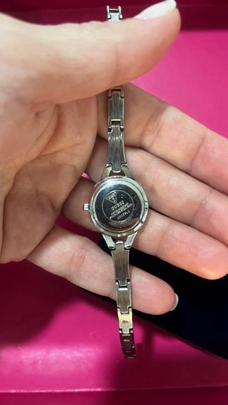Reloj Guess Plateado con Cristales