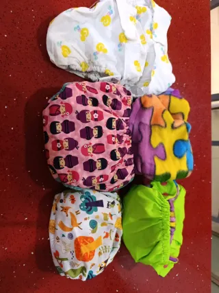 Pañales de tela reutilizables y babi para bebé.