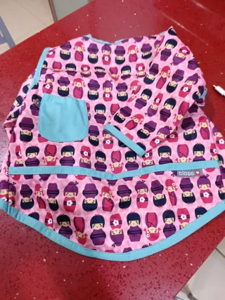 Pañales de tela reutilizables y babi para bebé.