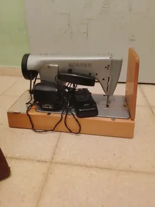 Máquina de coser Singer plateada
