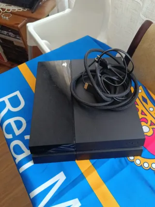 PS4 (PlayStation 4) Negra + Cables+ un mando