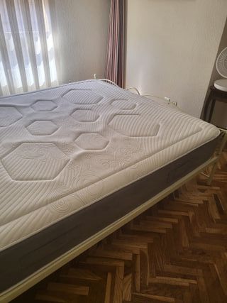 Cama con colchón ortopédico gris y blanco