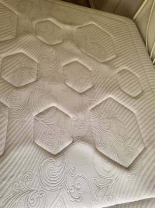 Cama con colchón ortopédico gris y blanco