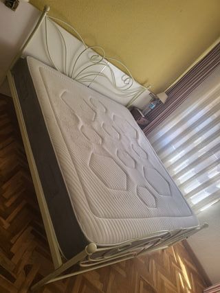 Cama con colchón ortopédico gris y blanco