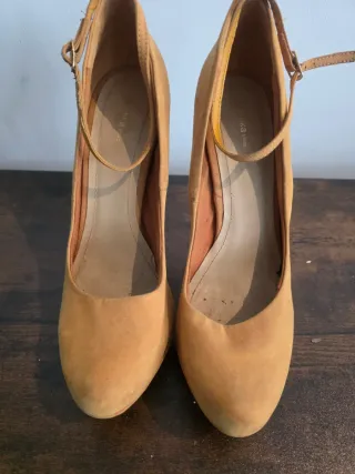 Zapatos de tacón ocre mostaza