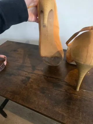 Zapatos de tacón ocre mostaza