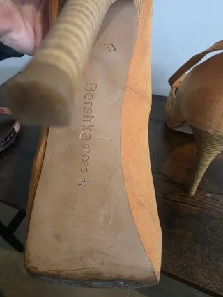 Zapatos de tacón ocre mostaza