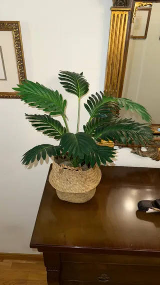 Planta artificial con maceta de mimbre